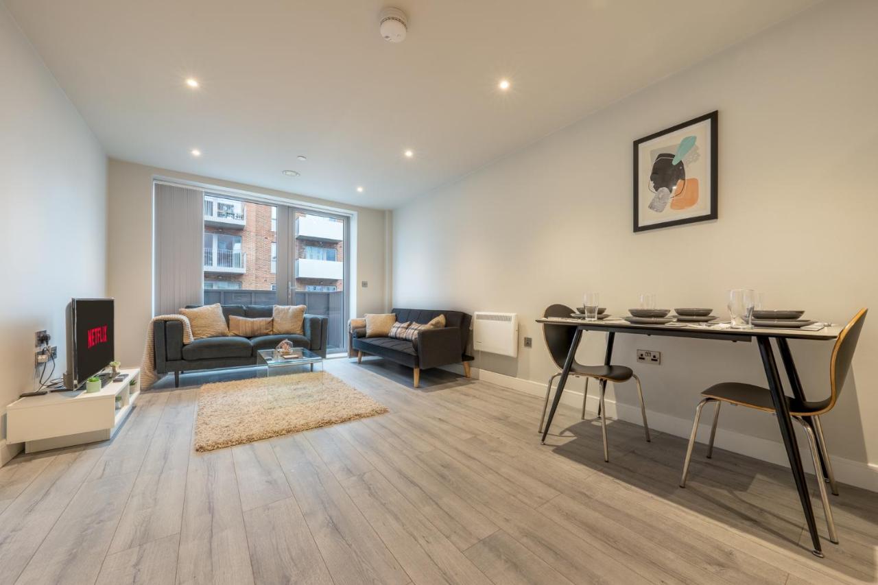 Lovely 4-Sleeper Apartment In Central Slough With Free Parking Екстер'єр фото