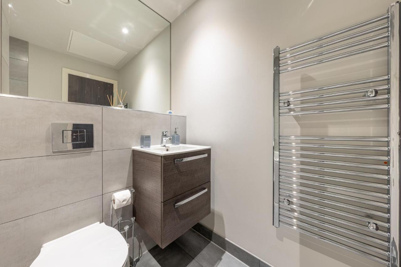 Lovely 4-Sleeper Apartment In Central Slough With Free Parking Екстер'єр фото
