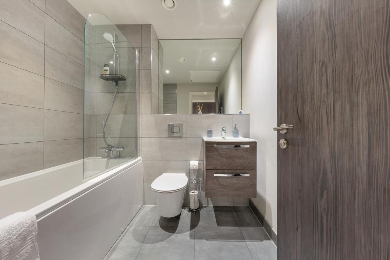Lovely 4-Sleeper Apartment In Central Slough With Free Parking Екстер'єр фото