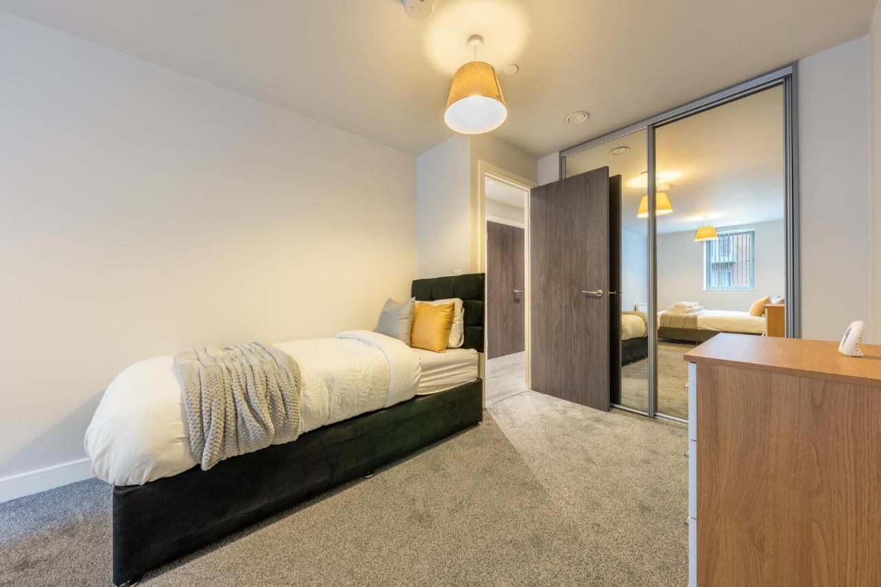 Lovely 4-Sleeper Apartment In Central Slough With Free Parking Екстер'єр фото
