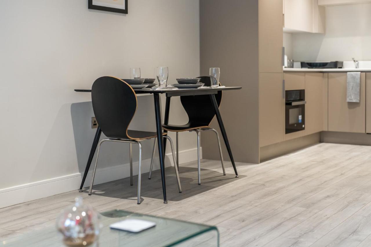 Lovely 4-Sleeper Apartment In Central Slough With Free Parking Екстер'єр фото
