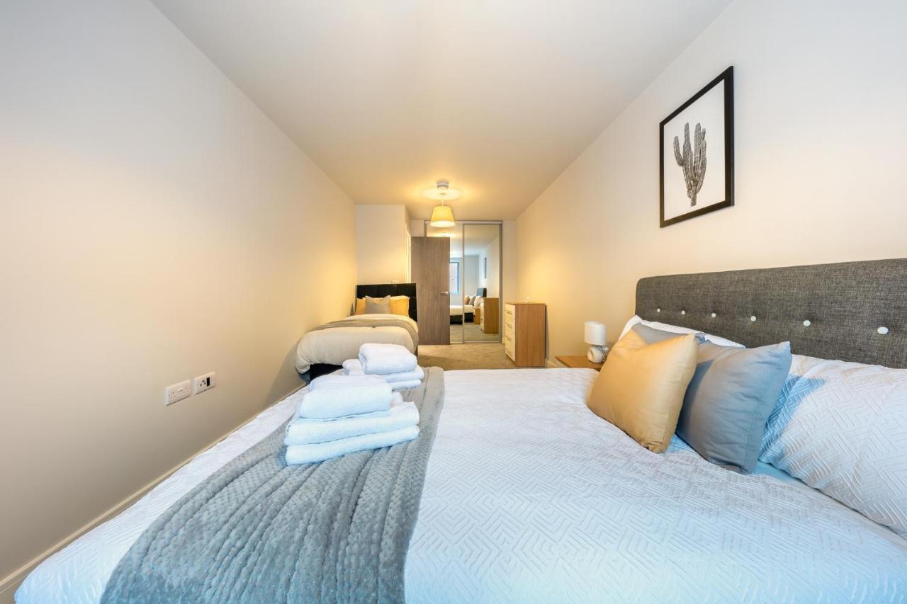 Lovely 4-Sleeper Apartment In Central Slough With Free Parking Екстер'єр фото