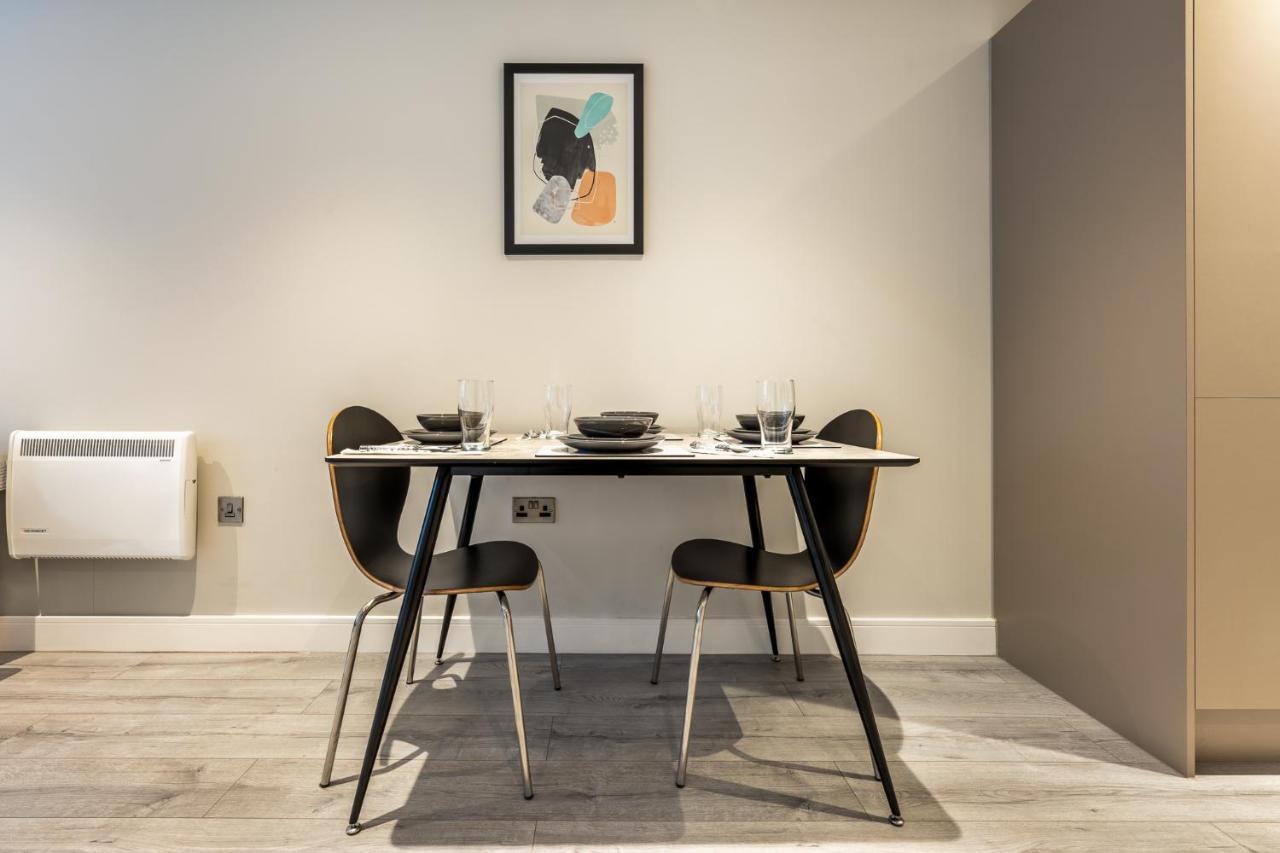 Lovely 4-Sleeper Apartment In Central Slough With Free Parking Екстер'єр фото