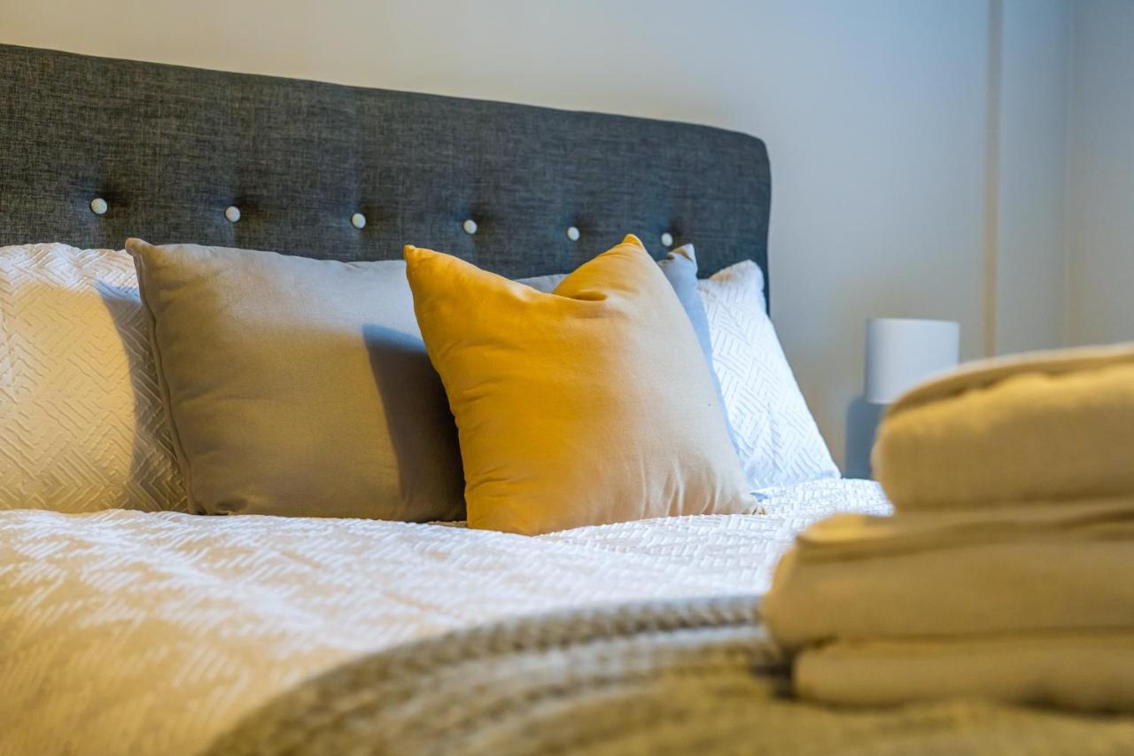 Lovely 4-Sleeper Apartment In Central Slough With Free Parking Екстер'єр фото